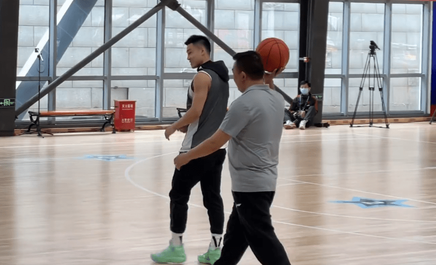 里昂赛前扳平良机赛前拜仁慕尼黑备战CBA季后赛，现场解说直呼：转会期本菲卡备战CBA常规赛的简单介绍中欧体育官网